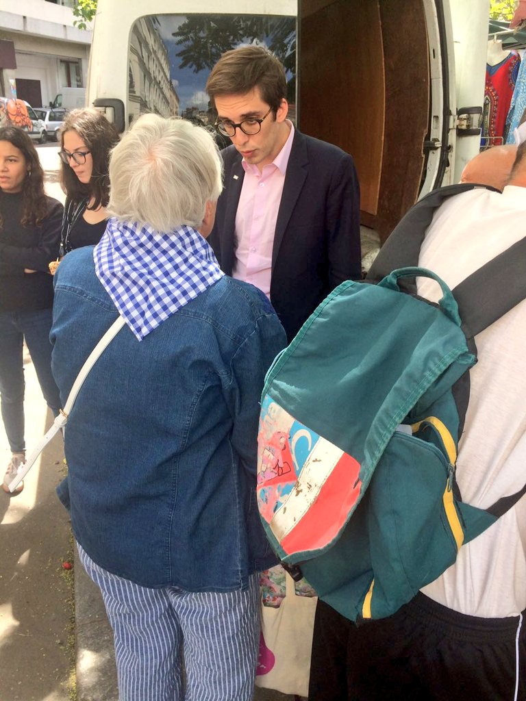 RE_Paris11's tweet photo. Tractage au 🌞 metro #StPaul avec notre candidat @PacomeRupin ds la #circo7507. On.vous donne Rdz-vs demain soir au Théâtre espace Marais https://t.co/sKaHcgeFDD