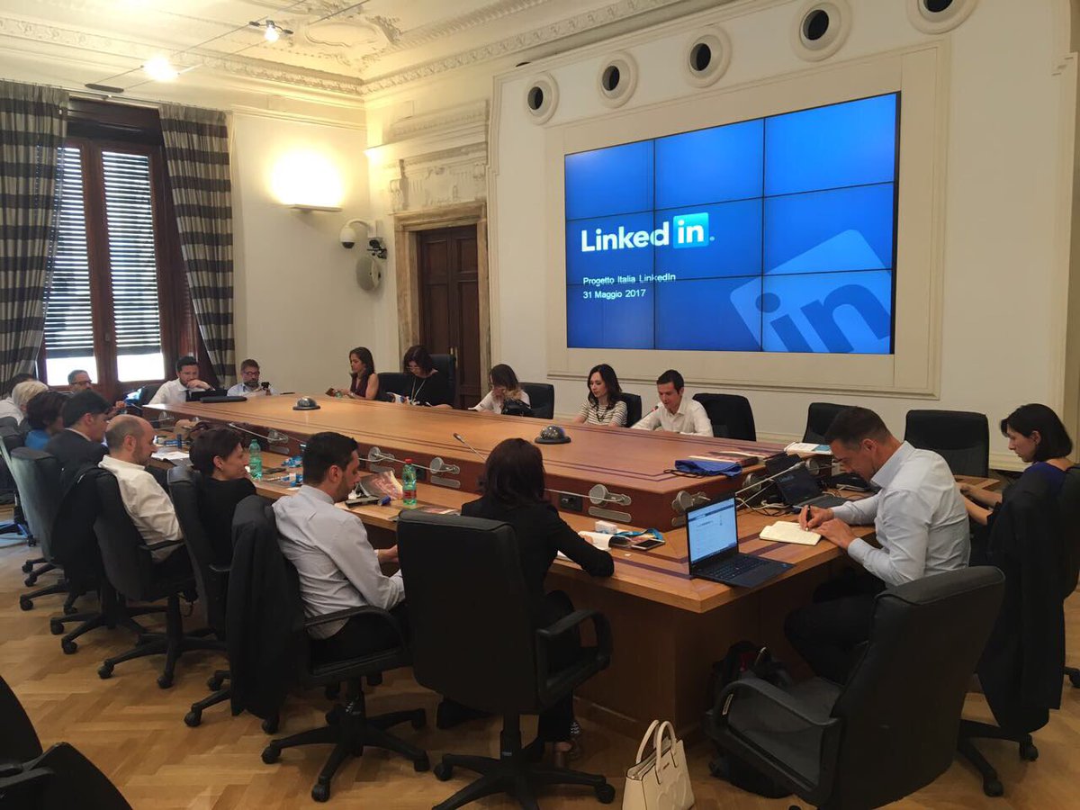fdicos10's tweet photo. Linkedin per la pubblica amministrazione. Oggi a Palazzo Chigi incontro con tanti comunicatori del Governo #PASocial https://t.co/mWtut7atl6