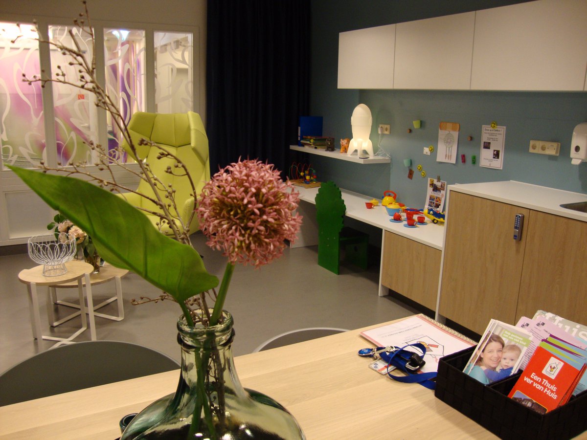 RMcDHuisLeiden's tweet photo. Een kijkje in onze nieuwe Familiekamer op de NICU in het @LUMC_Leiden Een sfeervolle, huiselijke plek voor gezinnen in een hectische tijd. https://t.co/FKuj6WZML5