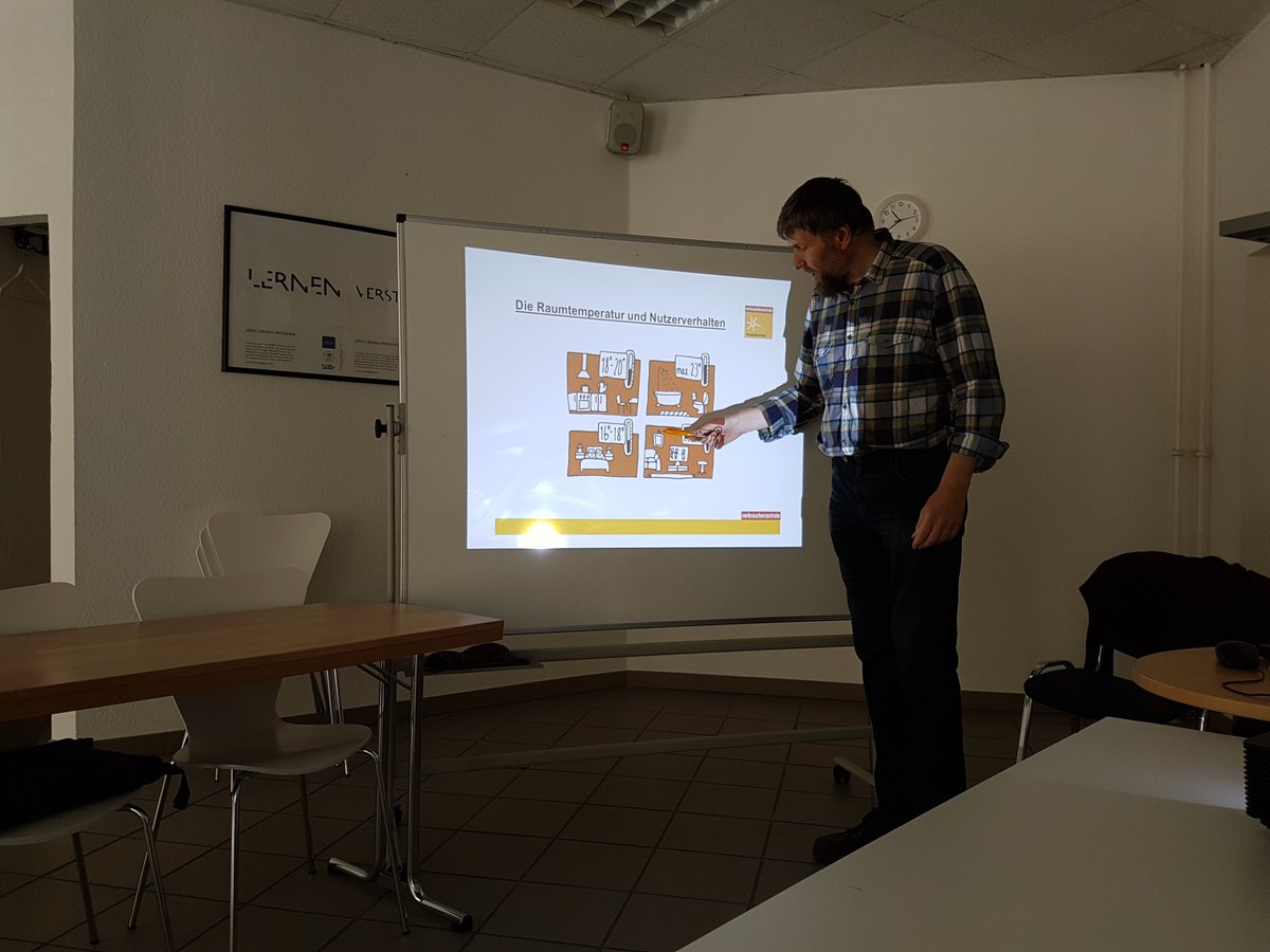 abcami2's tweet photo. Vortragsreihe Verbraucherschutz im #LerncaféSpandau - "Heizkosten sparen". Wir danken Herrn Henning für den informativen Vortrag. https://t.co/uamyHddPSz