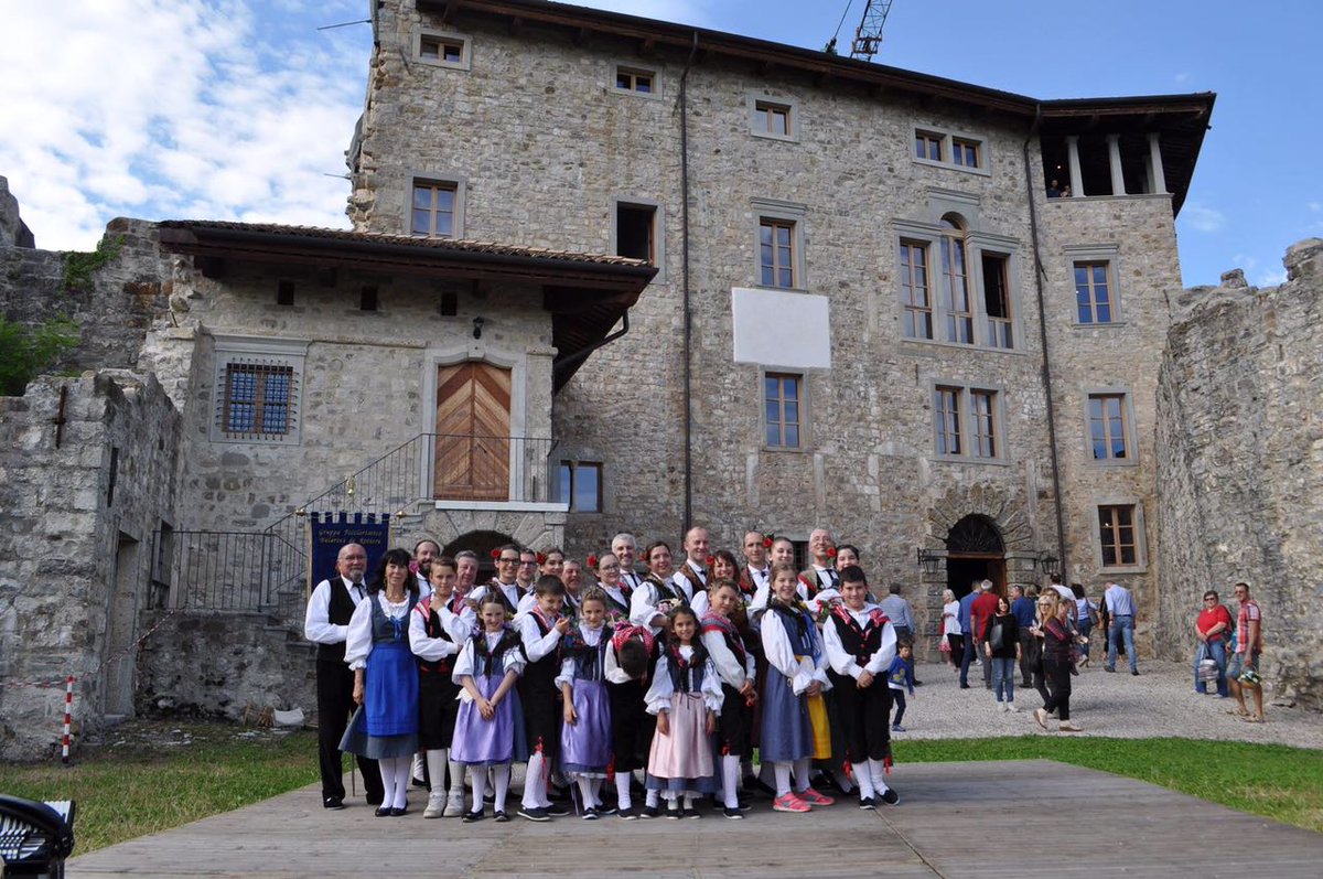 1965BdR's tweet photo. I #BalarinsdeRiviere felici nel #castello di #Prampero a #MaganoinRiviera. #folklore #culture #FVGlive #traditions #tradizioni #Friuli https://t.co/fk6OT8urN7