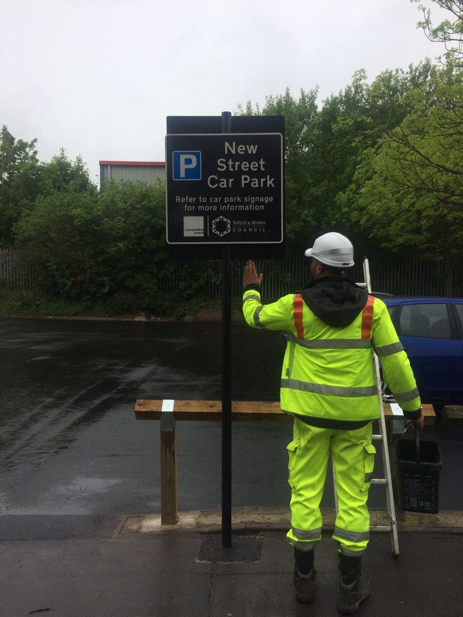 MorelockInstall's tweet photo. Dan is perfecting his work in Telford #signinstallers #signing #Morelock #groundworkers #signinstallersuk https://t.co/DA1E4zSAuB
