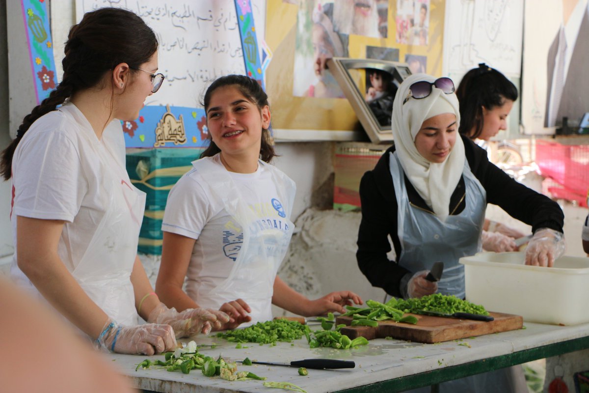 SOSCdOrient's tweet photo. Suivant l’exemple de #Marie au service d'Elisabeth, des volontaires de #SOSCDO préparent des repas d'iftar pour les pauvres de #Damas #Syrie https://t.co/J4SbtZnDz0