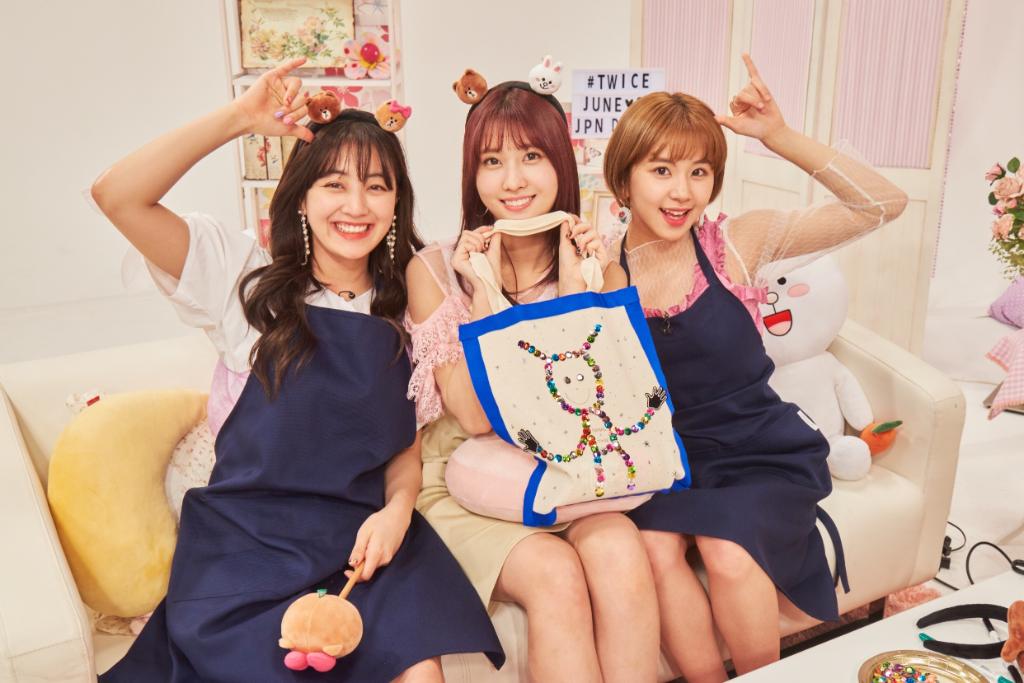 LINELIVE_JP's tweet photo. プレゼント💝【ジヒョ、モモ、チェヨンチーム】

TWICEがチーム対決で作ったリメイク品をプレゼント👏🎉
世界に1つのリメイク品だよ😍この投稿をRT&amp;フォローで応募完了👍当選者にDMします💌締切6/1

⏩https://t.co/wfFXW2ETgX

#ラインライブ https://t.co/pUefzBukhw