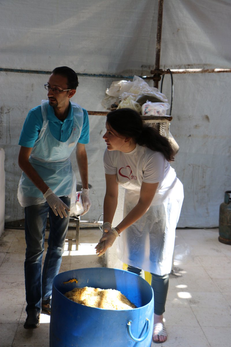 SOSCdOrient's tweet photo. Suivant l’exemple de #Marie au service d'Elisabeth, des volontaires de #SOSCDO préparent des repas d'iftar pour les pauvres de #Damas #Syrie https://t.co/J4SbtZnDz0
