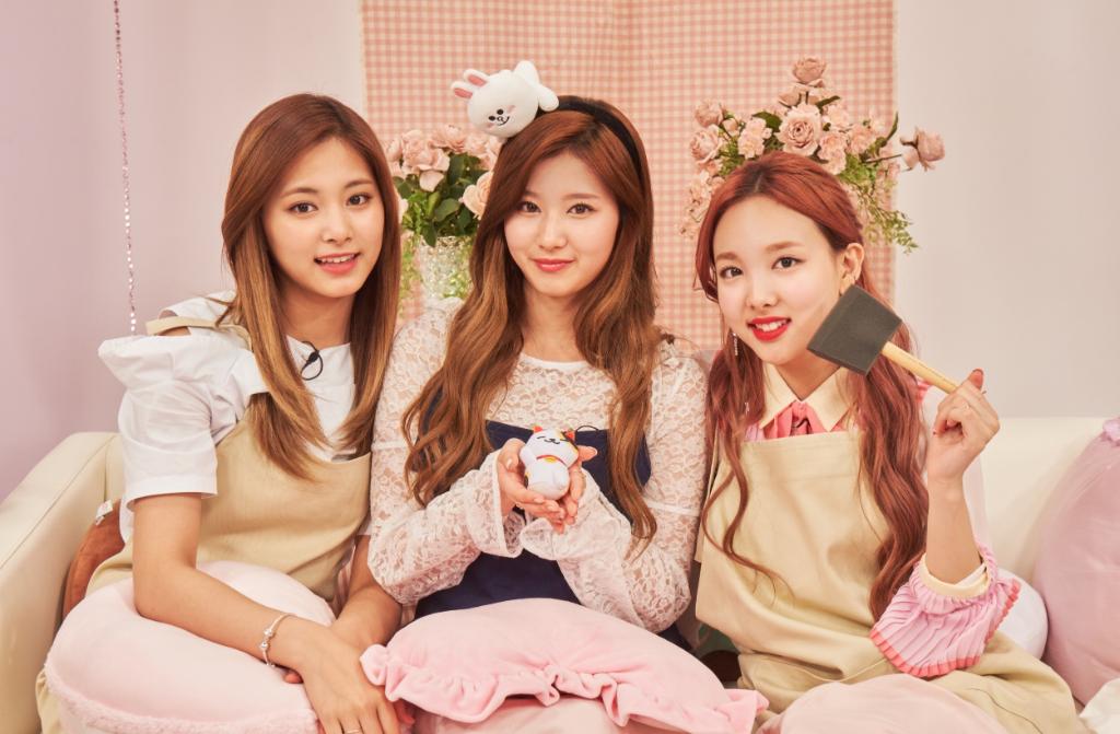 LINELIVE_JP's tweet photo. プレゼント💝【ツウィ、サナ、ナヨンチーム】

TWICEがチーム対決で作ったリメイク品をプレゼント👏🎉
世界に1つのリメイク品だよ😍この投稿をRT&amp;フォローで応募完了👍当選者にDMします💌締切6/1

⏩https://t.co/wfFXW2ETgX

#ラインライブ https://t.co/qklvKTu7C0