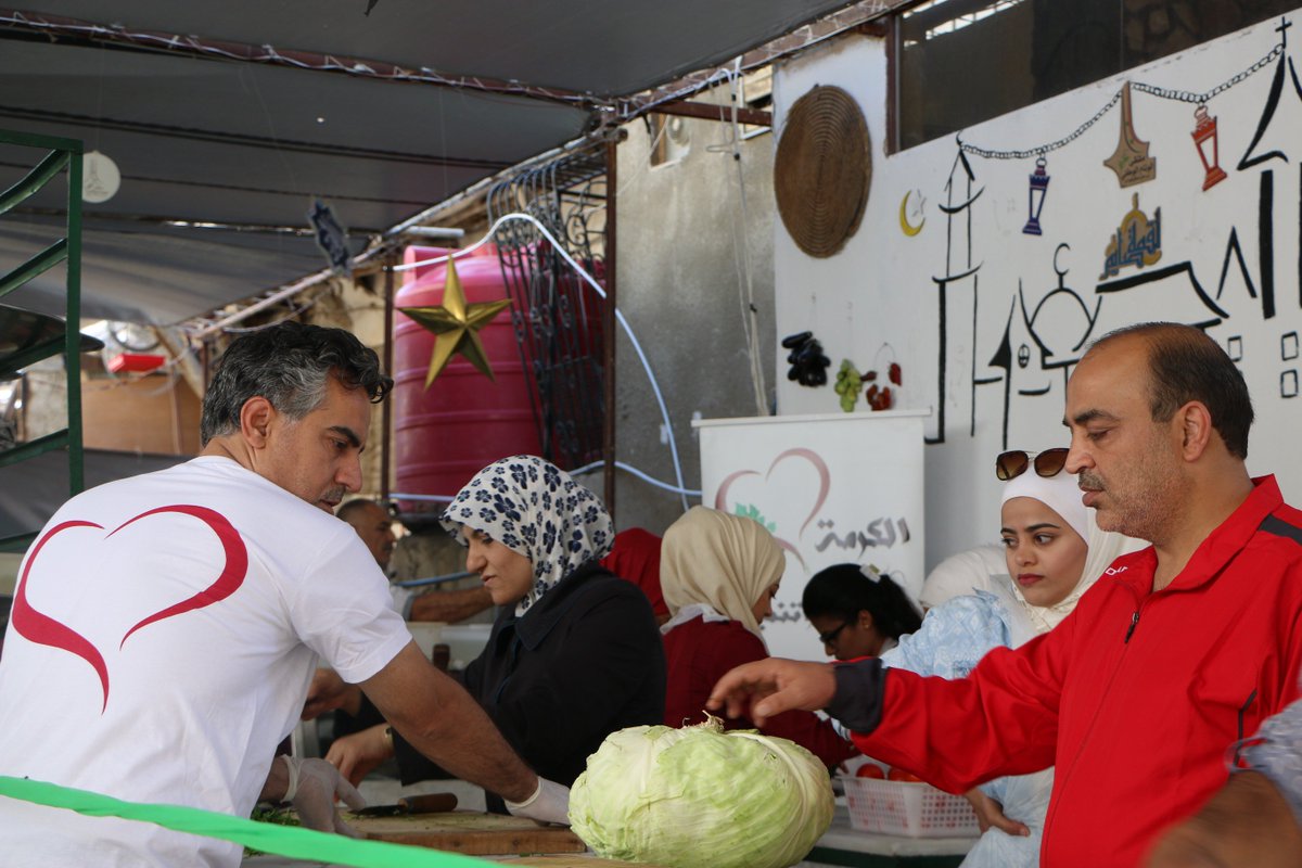 SOSCdOrient's tweet photo. Des volontaires de #SOSCDO se joignent à la préparation de repas d'#iftar pour les pauvres de #Damas #Syrie https://t.co/opIK3bgTDg
