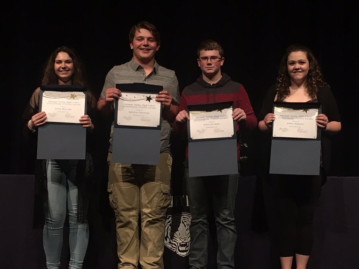 ski626's tweet photo. Congratulations, 9th Graders! #AcademicAwards @pvhslmc @PutnamValleyCSD https://t.co/15pMnB5YUw