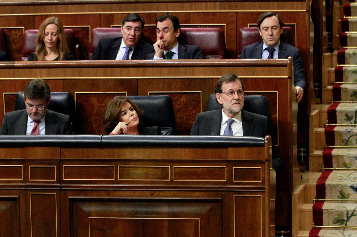 elmundotoday's tweet photo. Mariano Rajoy se equivoca y aprueba el referéndum catalán https://t.co/BnVu3qAI6S https://t.co/THdcYlOh1M