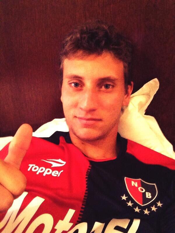 gastihirsch's tweet photo. "Sólo cuando vuelva Messi a Newell's me voy a sentir como hoy"

-Renzo Olivo tras su histórica victoria ante Tsonga, en @SC_ESPN- 🎾 https://t.co/HucP1Pfc35
