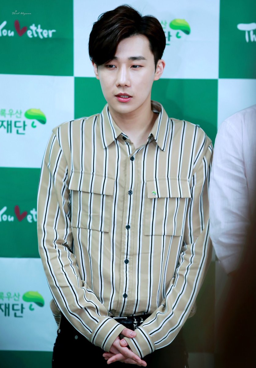 namsyu's tweet photo. okay no wonder this striped shirt seems familiar to me. sunggyu wore this before. awww 89 liners #highfinite both use red iphone too 😍💕 https://t.co/w7nQ3ONfBC