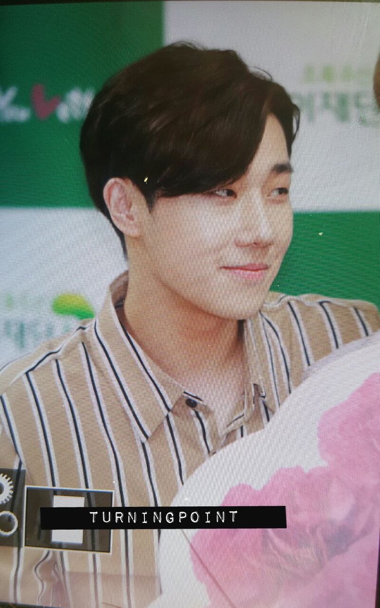 namsyu's tweet photo. okay no wonder this striped shirt seems familiar to me. sunggyu wore this before. awww 89 liners #highfinite both use red iphone too 😍💕 https://t.co/w7nQ3ONfBC