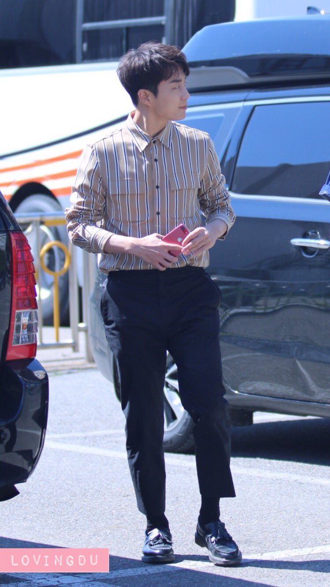 namsyu's tweet photo. okay no wonder this striped shirt seems familiar to me. sunggyu wore this before. awww 89 liners #highfinite both use red iphone too 😍💕 https://t.co/w7nQ3ONfBC