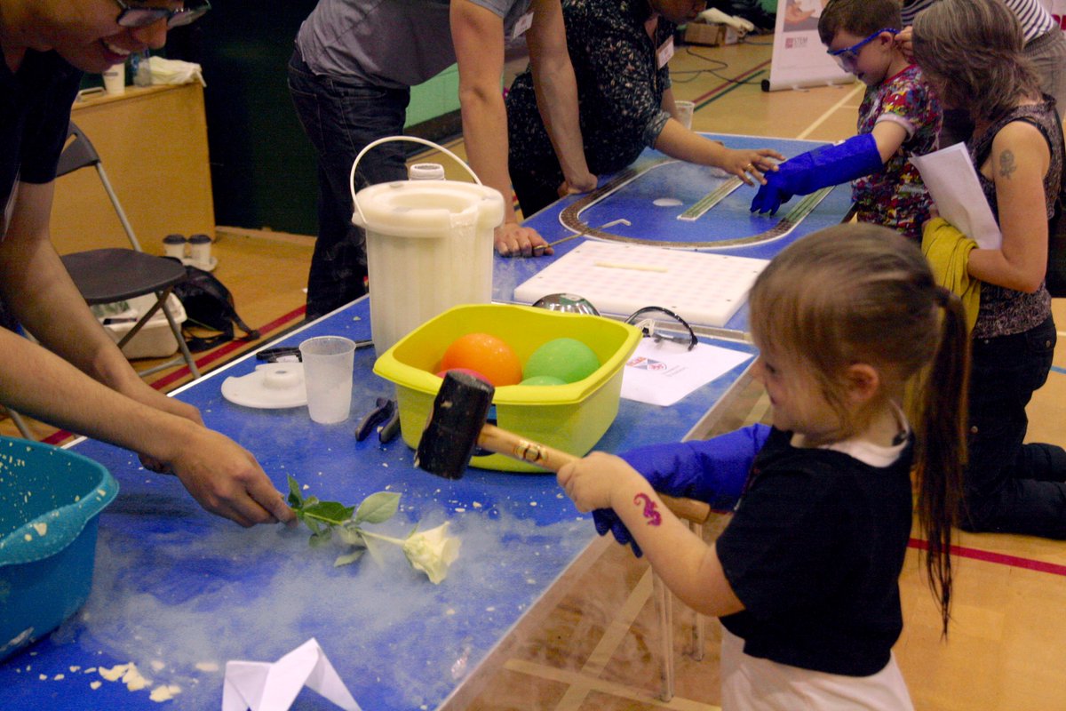 This Sat 11-4 feel the chill of #liquidnitrogen with <a href="/univofstandrews/">University of St Andrews</a> at The Lomond Centre, Glenrothes #FSciFest dundeesciencecentre.org.uk/local/events/e…