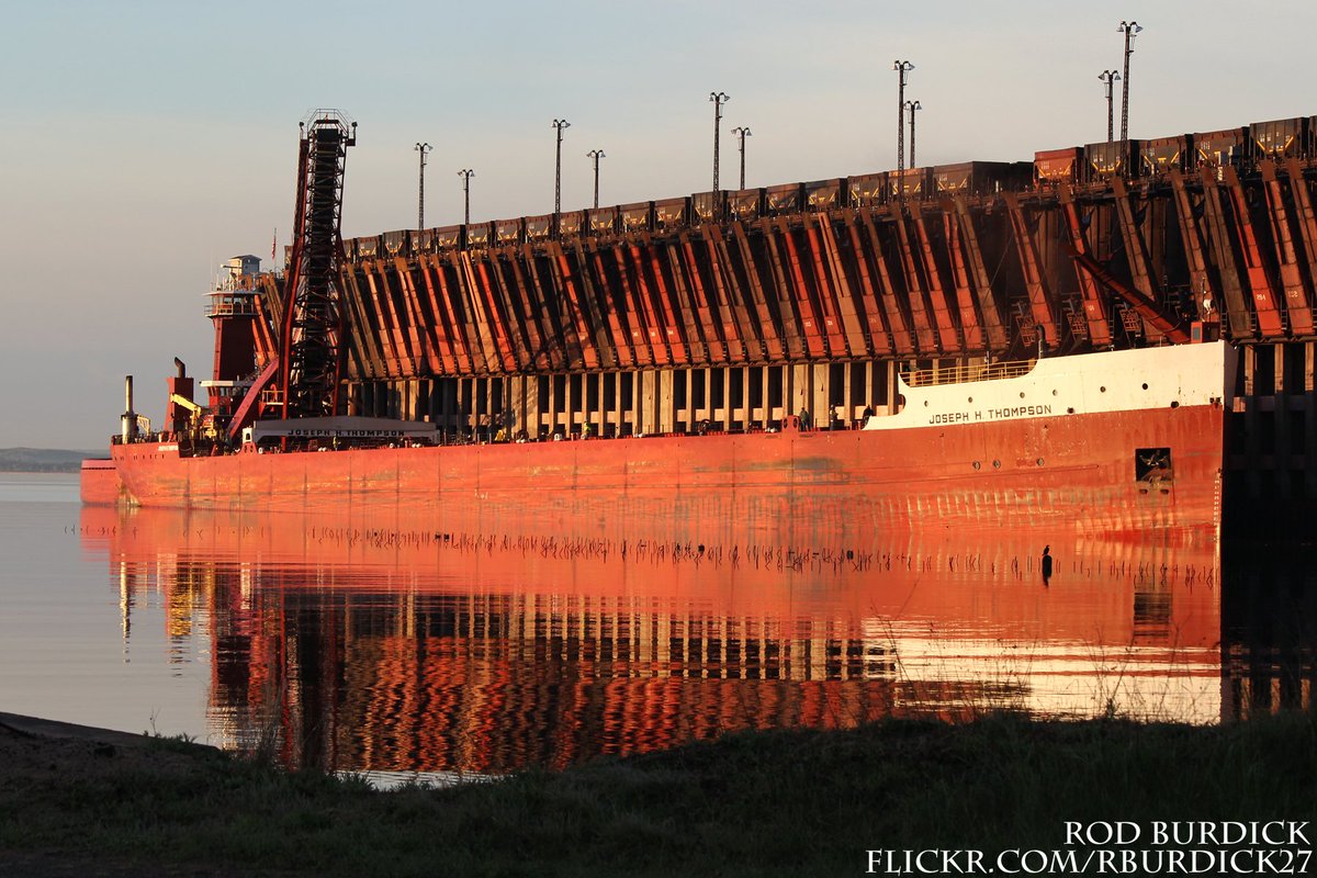 RodBurdick's tweet photo. Loading ore at sunrise (May 23, 2017)
#josephhthompson #upperharbor #marquette #sunrise #greatlakes #tug #barge #tugbarge https://t.co/M8HrP782bO
