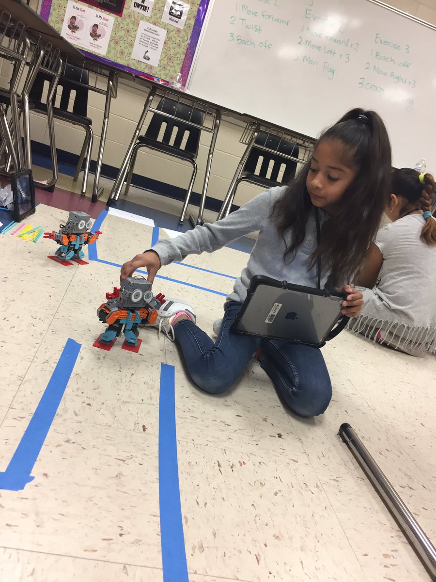 mirnasalazar21's tweet photo. Girls love coding with @UBTECHRobotics Jimu robots. #MISDCodechella #girlscodingcamp https://t.co/0AQ9bWaoyF