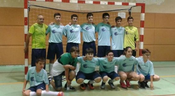 eldiarioes's tweet photo. La Junta de Castilla y León impide a una niña jugar en un equipo de fútbol masculino https://t.co/FBH1KkGDwN https://t.co/yjYHl8NviL