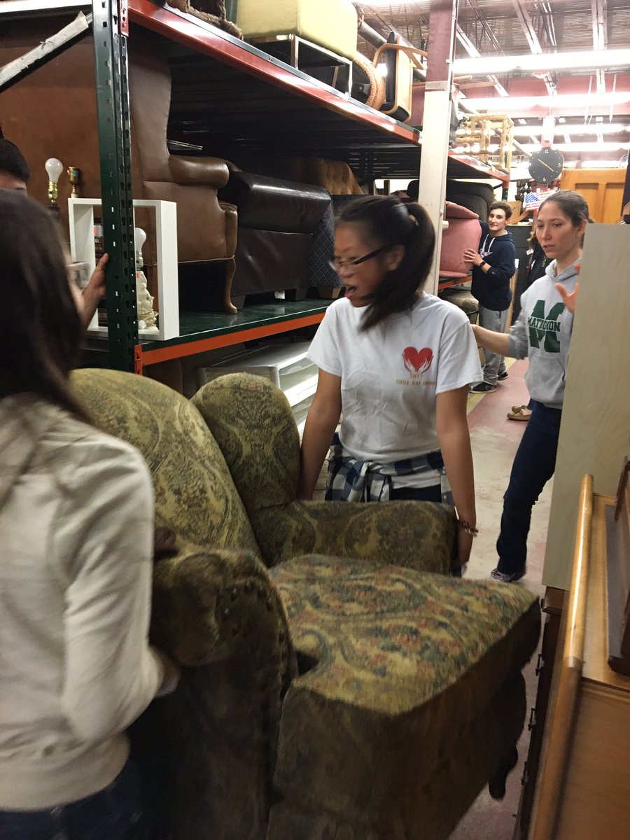 MatignonHS's tweet photo. Excellent #WarriorService at Mission of Deeds in Reading for our #MatignonServiceDay! @ReadingMAPatch @CSOboston #ExpectExcellence https://t.co/DJtFiXyvk9