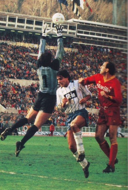 PortieriSiNasce's tweet photo. Ottorino #Piotti
#ItalianGK
save over #CiccioGraziani
#Roma v #Atalanta 1984-85 https://t.co/Z4P9QRrs9L