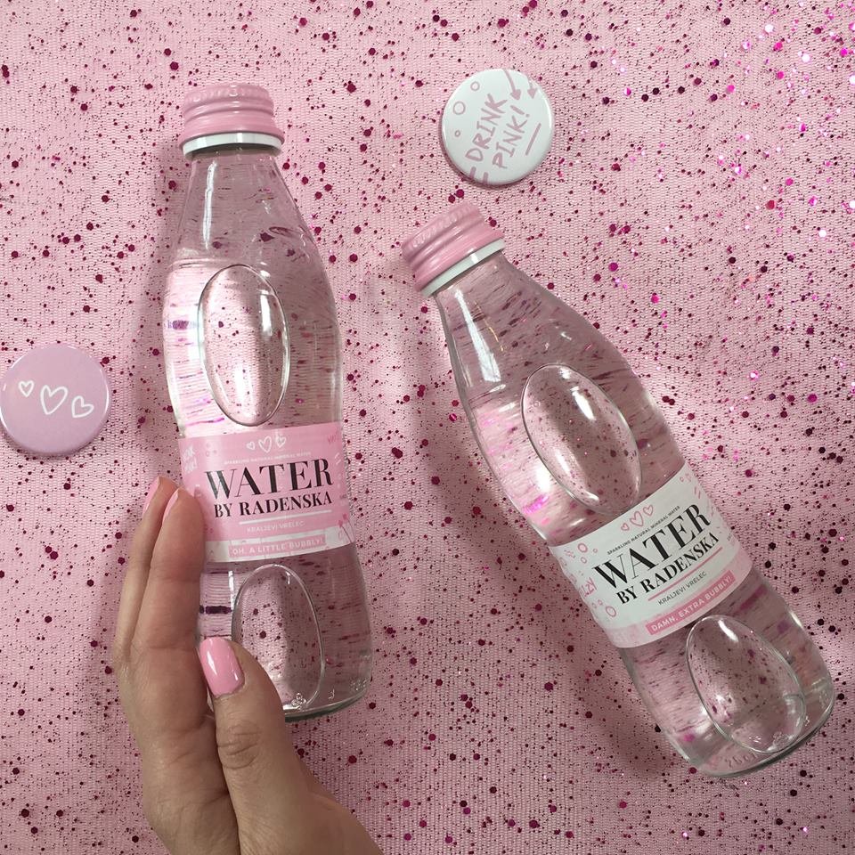 kofola's tweet photo. Přinášíme do ČeskoSlovenska exkluzivní minerální vodu Water by Radenska! #mameradost  #bublinky #drinkpink https://t.co/530FfWlrAP