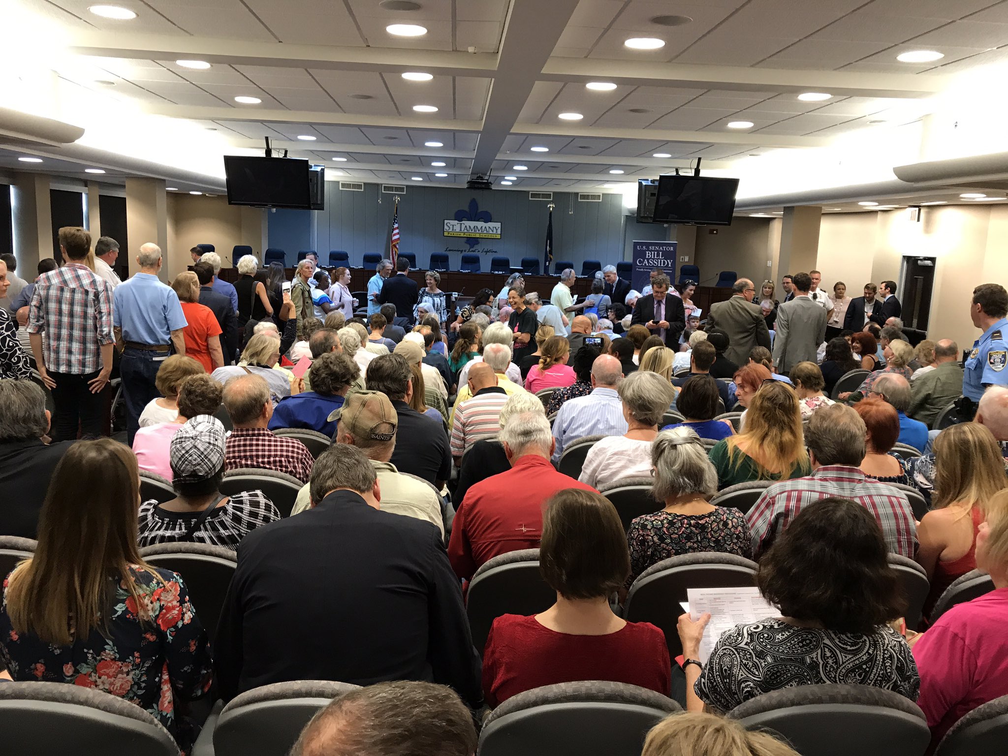 DBKYrOLUwAAJ5cf.jpg:large