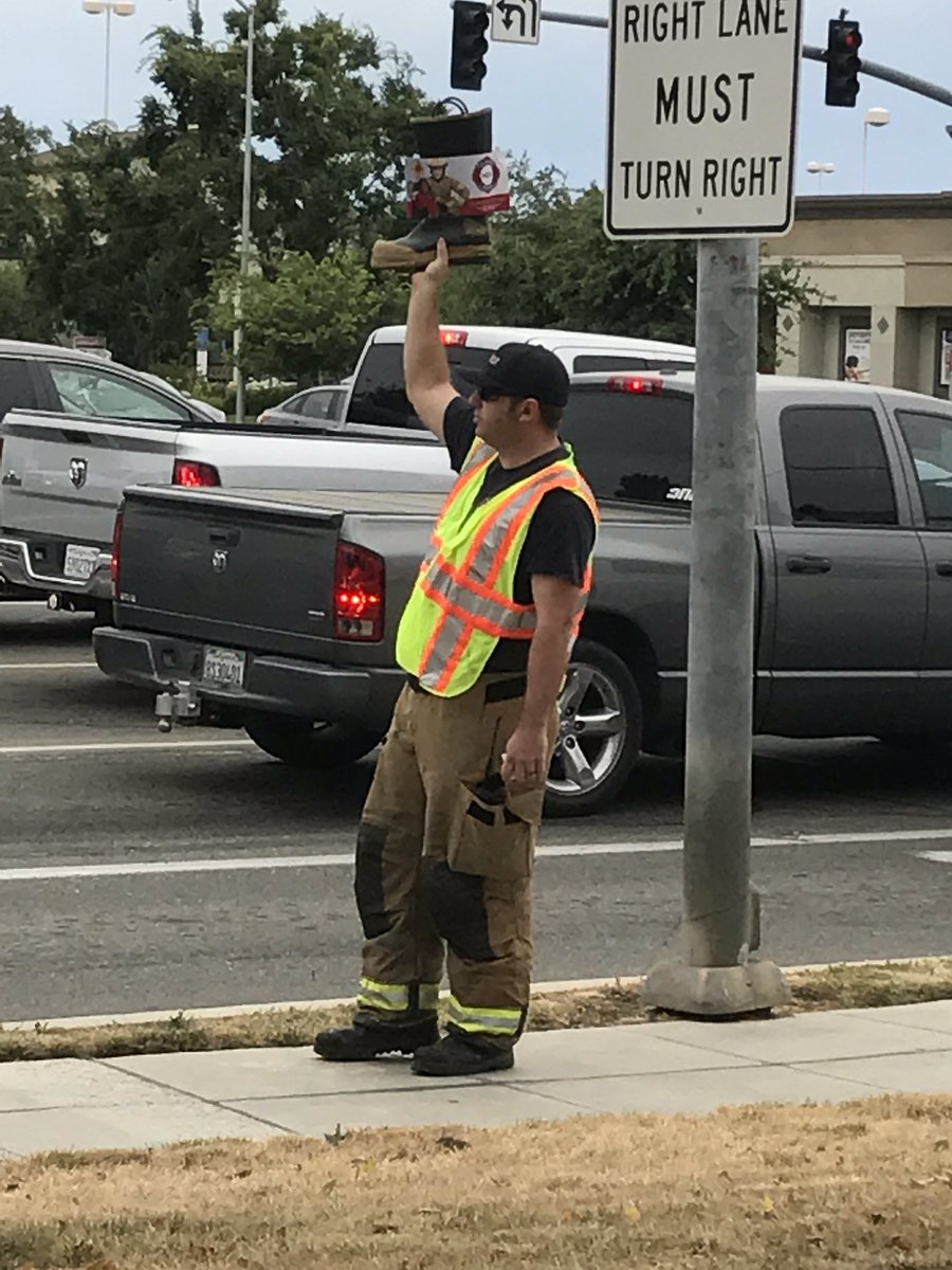 FresnoCoFire's tweet photo. MDA #FilltheBoot #happeningnow https://t.co/C9ysRZ60Iu https://t.co/DGz2S0pV8f