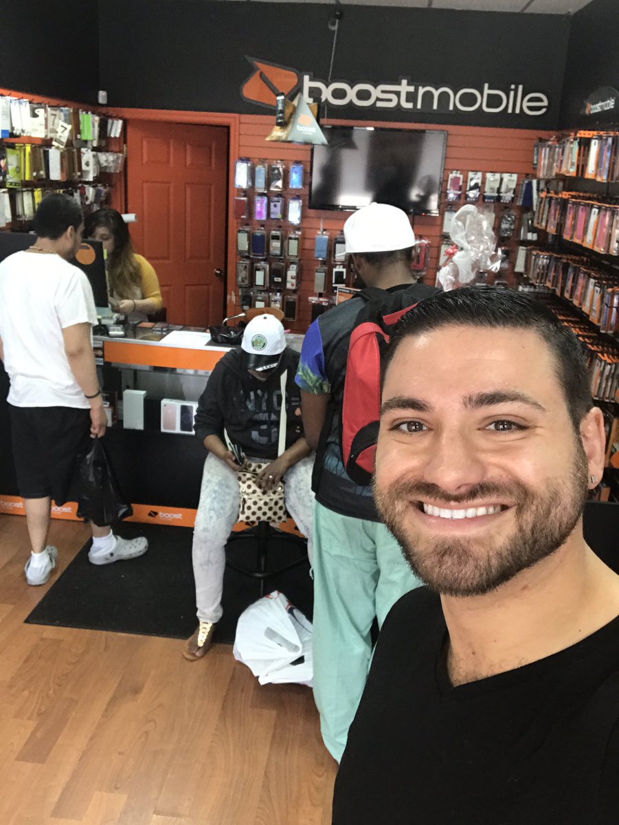 vinnyhyperlink's tweet photo. Some side by side selling with the best! @nypw_team is having a major sale today &amp; hitting the streets to let customers know! #HyperSidewalk https://t.co/HNz9QH8s1c