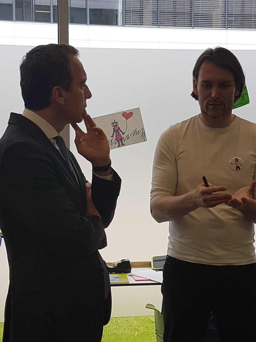 Der Learning Hub in Action. Bundeskanzler Kern im O-Ton: "Inspirierend" #dasneuelernen #digitalehelden <a href="/KernChri/">Christian Kern</a> <a href="/dorothee_ritz/">Dorothee Ritz</a> <a href="/kurtsoeser/">#kurtrocks</a>