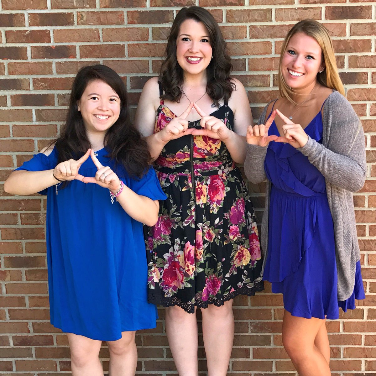 jaelinpalmer's tweet photo. So excited to have met and graduated with my Tri Delta sisters at #UIFI2017! #LeaDDDalways https://t.co/cYMWWtegYX