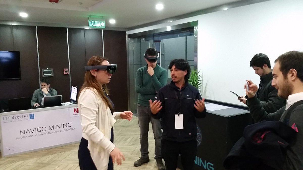 luisvelizmatus's tweet photo. Ya algunos están probando tecnologías en #ITCdigital2017, visualización de datos con TIMINING @CareyChile @inria_chile https://t.co/tJRnkWNrZt