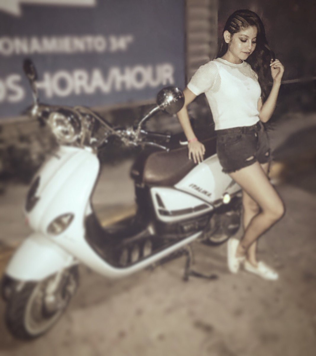 karolsevilla's tweet photo. 🛵💁🏻happy 🛵💁🏻 https://t.co/AMwpOWiIro