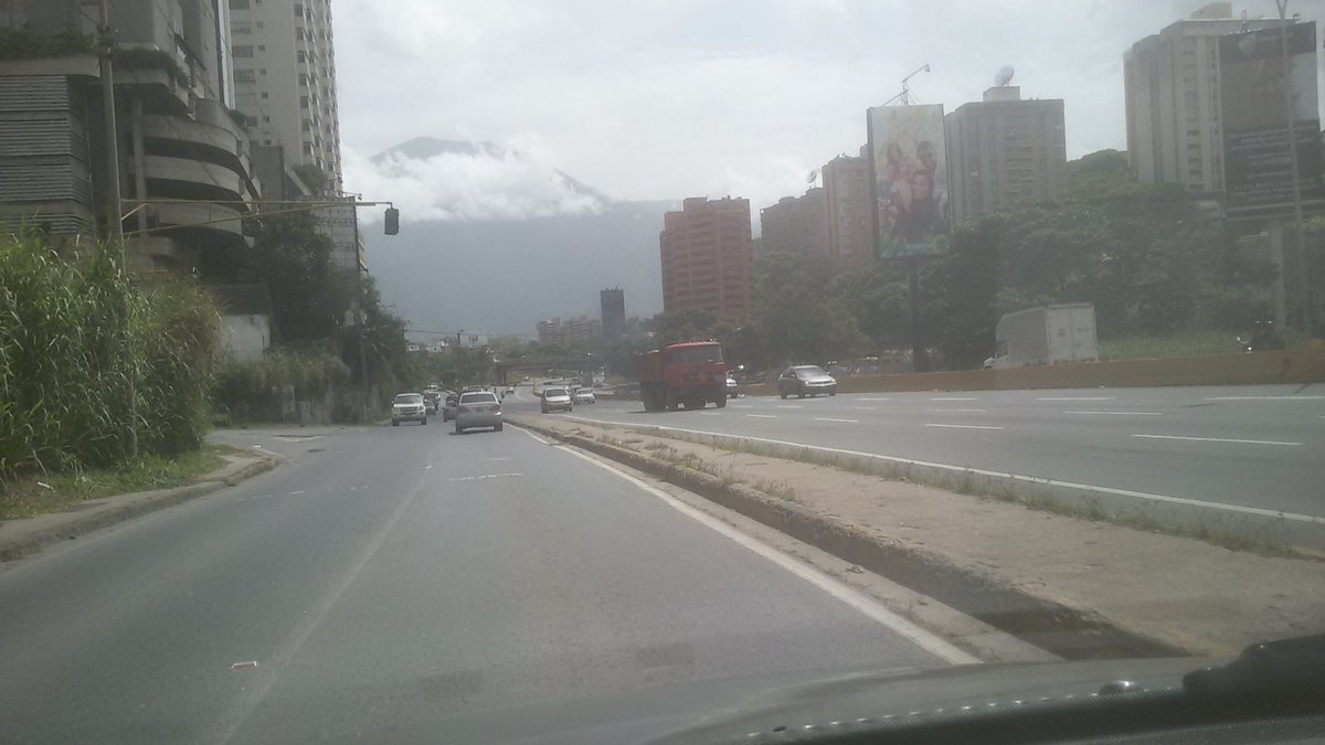 Gaboh92's tweet photo. #distribudor #SantaFe a las 10:30am  @trafficMIRANDA @traffiCARACAS https://t.co/T14iPFS1CX