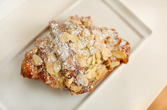 🍰 ¡¡¡Tierno y crujiente cruasán de almendras!!!
<a href="/ChefNadege/">Nadege Nourian</a> <a href="/nadegetoronto/">Nadège Patisserie</a>