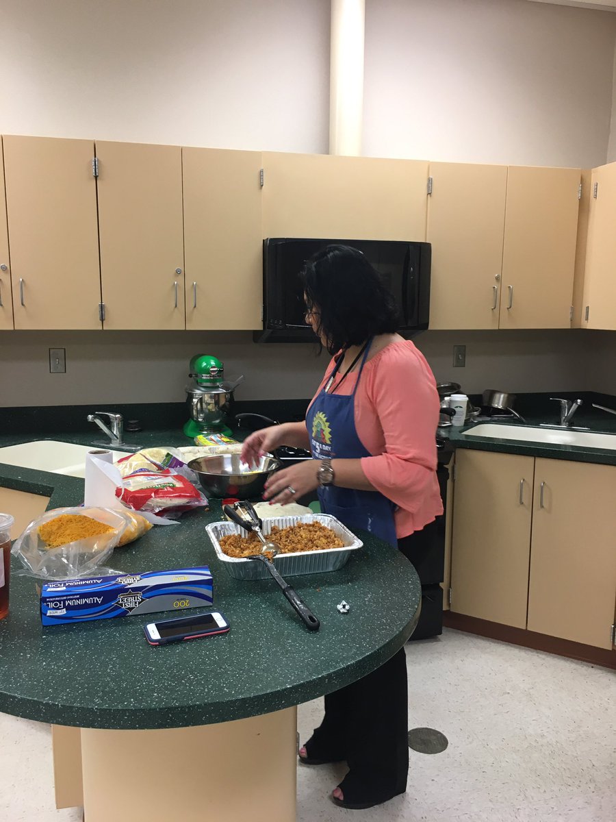 cjvanni's tweet photo. SCCA administration and staff cooking up breakfast for our graduating seniors #sccarocks #bsdpride https://t.co/NHcAdF9t7A
