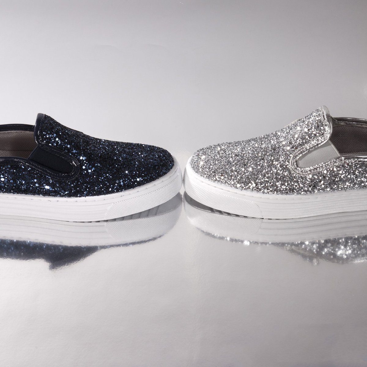 ScarpeScarpe's tweet photo. Slip on total shiny e accendi la tua settimana!
#Everydaywith #ss17collection #shiny https://t.co/RE7RLJ6HXo