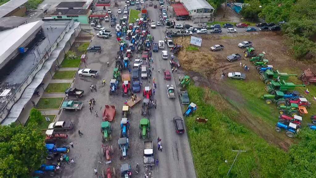 konukito's tweet photo. Productores agrícolas protestan hoy #31M con #TractorazoEnTuren https://t.co/0NlDItFo4p