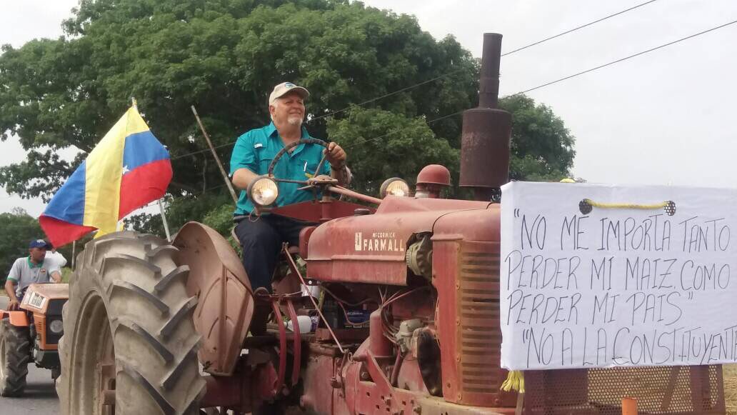 konukito's tweet photo. Productores agrícolas protestan hoy #31M con #TractorazoEnTuren https://t.co/0NlDItFo4p