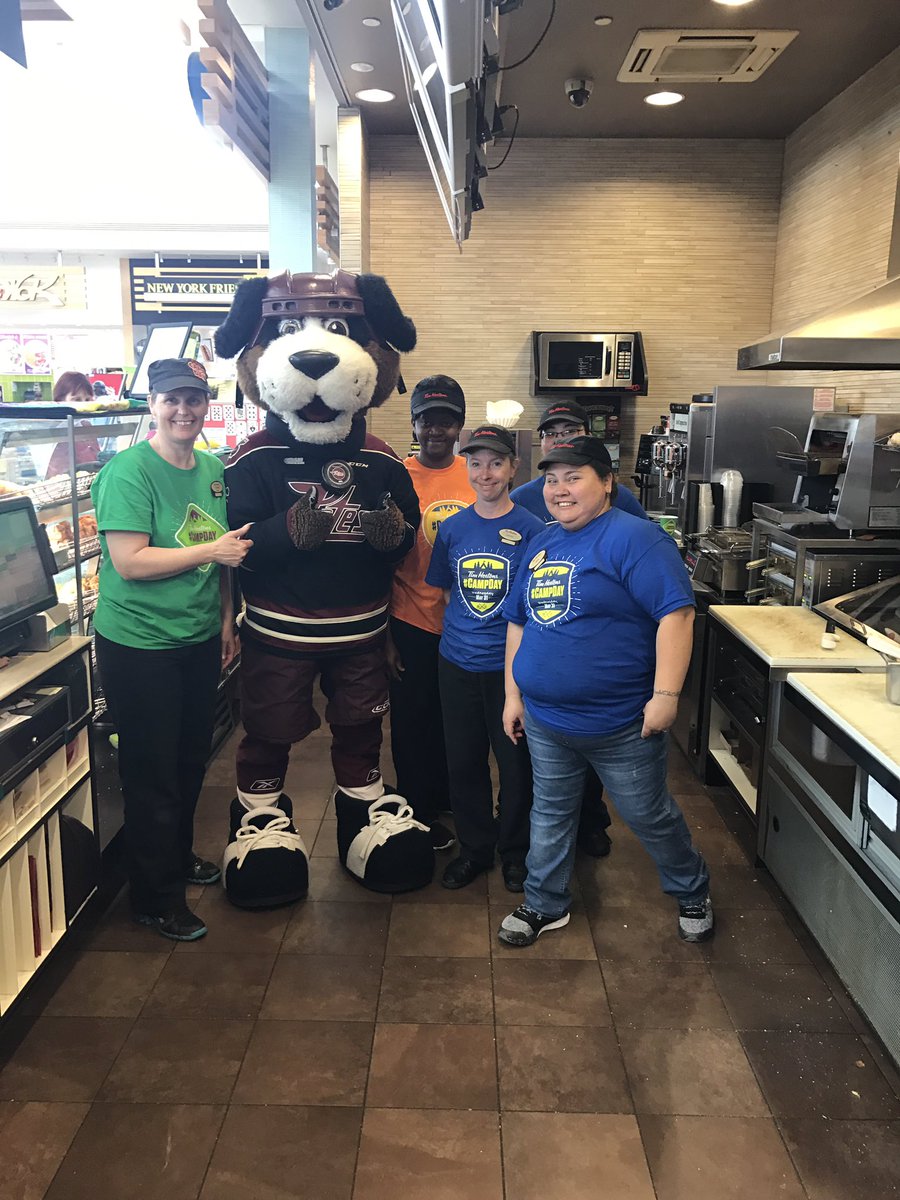 EhEm88's tweet image. Thanks to @PetesOHLhockey staff &amp;amp; Roger the Mascot for visiting us @LansdownePlace @TimHortons on Camp Day. #CampDay