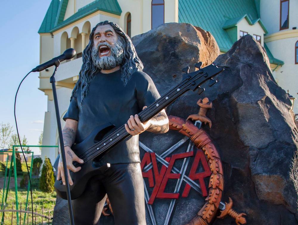 Ukranian Zoo Erects Statue of Slayer’s Tom Araya metalsucks.net/2017/05/31/ukr…