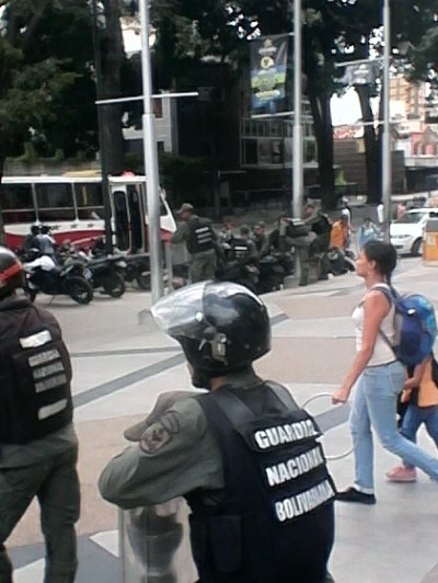 MINUTO A MINUTO | Guardia Nacional a las puertas del CC Multiplaza de El Paraíso, vía @lorenasalazar78 #31may bit.ly/2rDVDkx