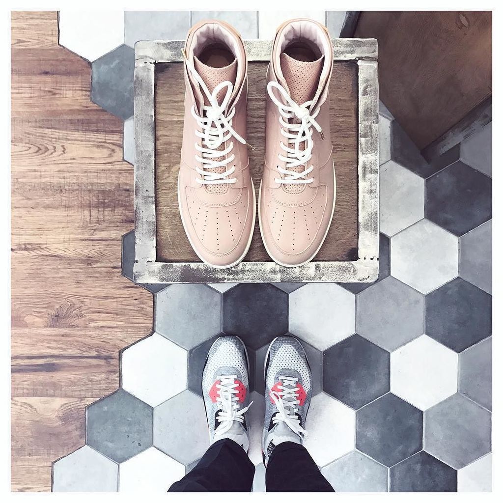 Jo_Yana's tweet photo. Hard to resist... @goudronstore •
•
•
•
•
#goudronstore #aimeleondore #goudron #sneakers #kicks #hskicks #hypefeet #hypeaf #choosemarseille… https://t.co/X6jxseXrL9