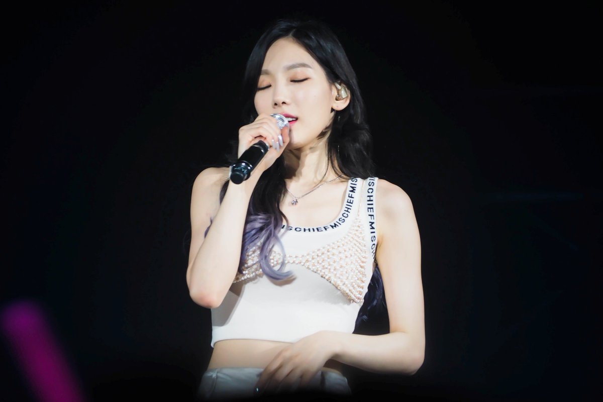 [PIC][27-05-2017]TaeYeon khởi hành đi Thái Lan để tham gia Concert - "PERSONA in BANGKOK" vào chiều nay - Page 5 DBKiW2jU0AAWo_v