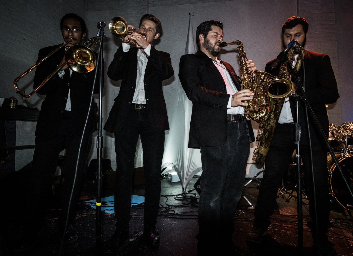 vvandtherays's tweet photo. The VVR #hornsection getting down at #Whateverfest 7!!
📸: Sean McQueeny
#vvandtherays #modernmotown #livemusic https://t.co/VXhodbbKH9