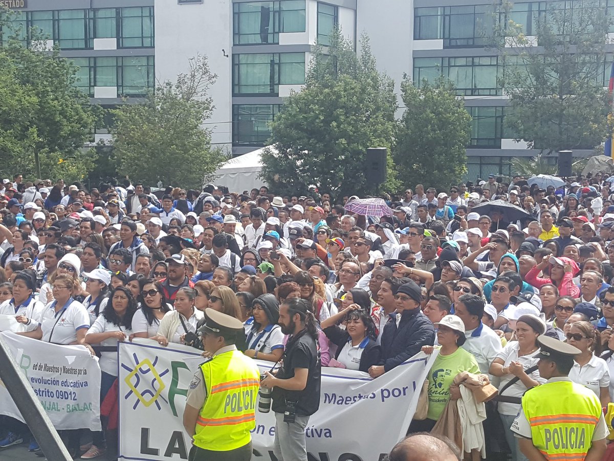 amapolanaranjo's tweet photo. Con los mandantes tratamos las leyes. La Comisión de Educación recibió a docentes que propusieron una reforma a la LOEI. https://t.co/vqLFRchb0X
