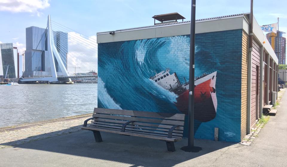 Een nieuwe kunstwerk op de Boompjes. Je merkt het effect pas als je op het bankje gaat zitten en een foto maakt. Kunstenaar: Bart Smeets
