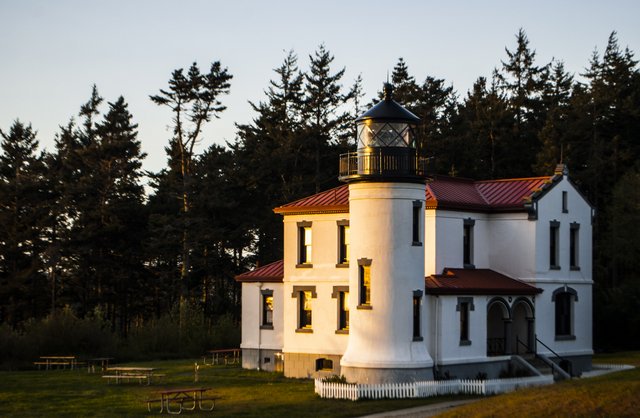 WhidbeyLifeMag's tweet photo. Admiralty Head lighthouse
https://t.co/7WzysYNikz  #whidbeyisland #MyWLM #whidbeylifemagazine #ferries https://t.co/KAoYWAwDCH
