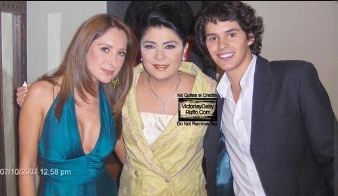 DariCB0's tweet photo. ♡HAPPY BIRTHDAY♡👸QUEEN👸
@victoriaruffo31  @GeraldineBazanO  
Madre e Hija en #Victoria ❤ 
#Amistad #GranCariño #CompañerasDeTeabajo ❤ HB2U🎈🎂 https://t.co/rpD3EEJ24V
