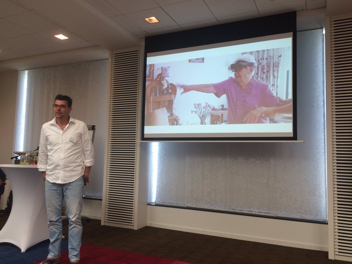 Pitch 5 van <a href="/Omring/">Omring</a> <a href="/PeterPhendrikx/">Peter Hendrikx</a> over #hololens en gebruik in de zorg tijdens bijeenkomst #waardigoudworden