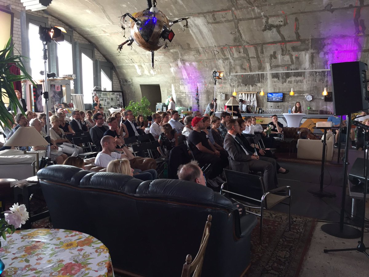 SilvioZeizinger's tweet photo. #KmH17 #Kreativwirtschaft meets #Handel inspirierende Location #dialog zu #StoreDesign #kampagnendesign #markendesign @Handel_Hessen @hmwevl https://t.co/b6Lfvz6eFj