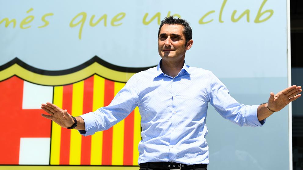 LaVanguardia's tweet photo. Ernesto Valverde da sus primeros pasos en el Barcelona https://t.co/jdnWFPeXma https://t.co/9yeH3GGSXY